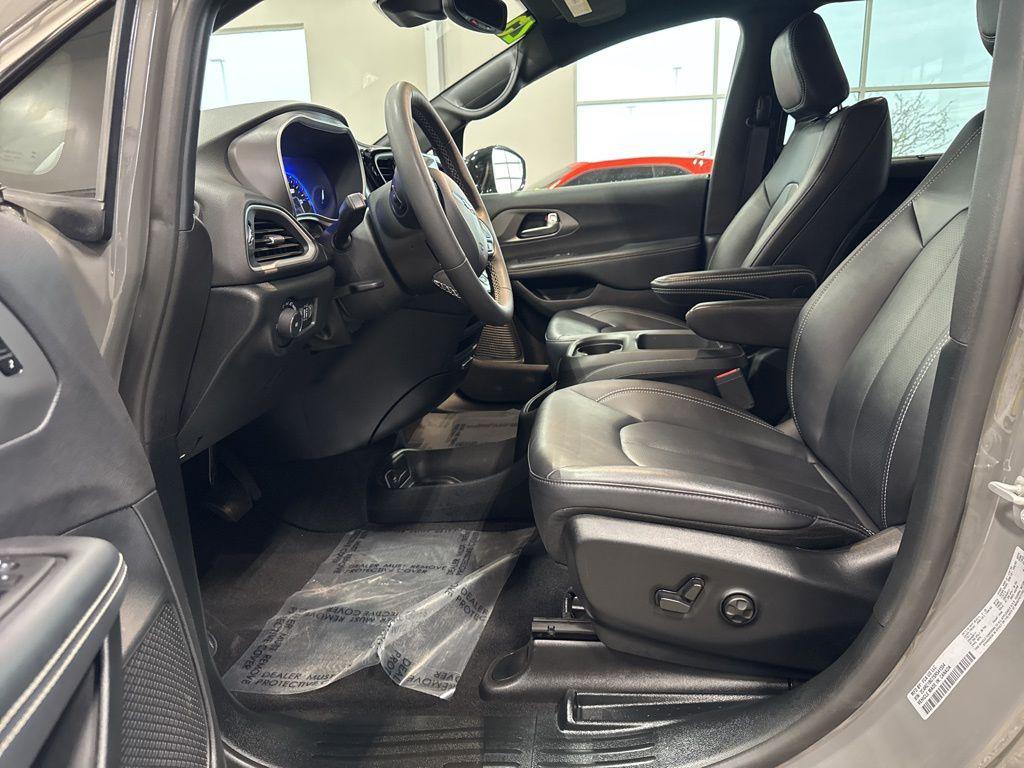 used 2025 Chrysler Pacifica car, priced at $33,486