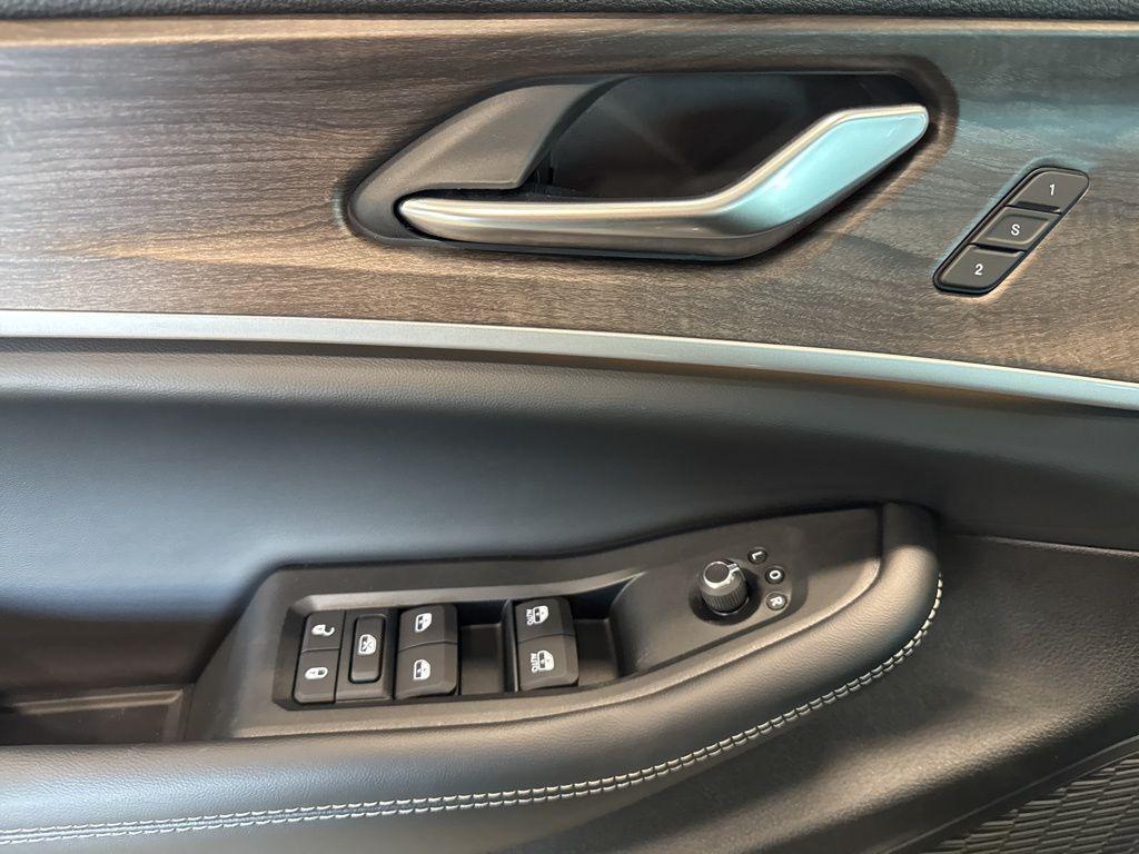 new 2025 Jeep Grand Cherokee car, priced at $45,745