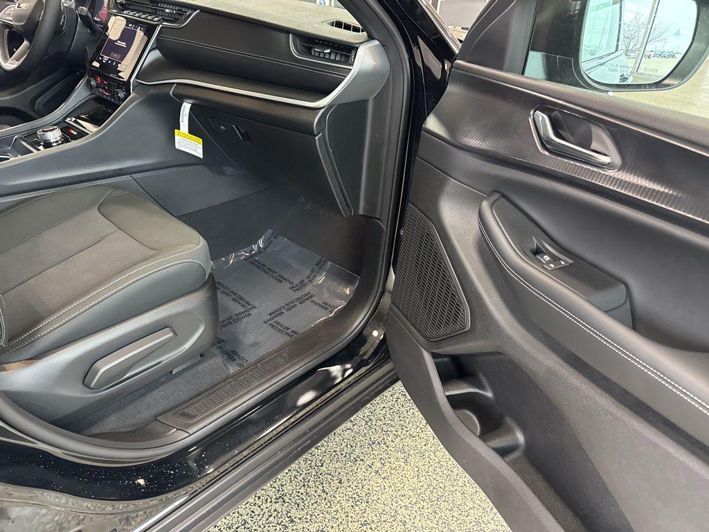 new 2026 Jeep Grand Cherokee car, priced at $37,605