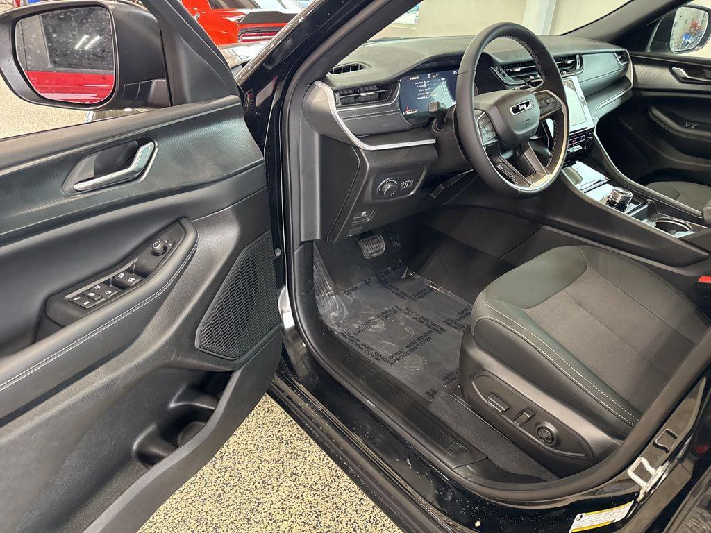 new 2026 Jeep Grand Cherokee car, priced at $37,605