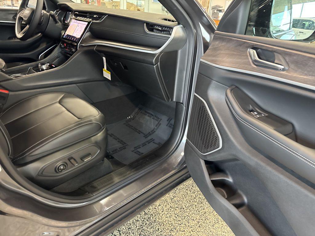 new 2025 Jeep Grand Cherokee car, priced at $42,245