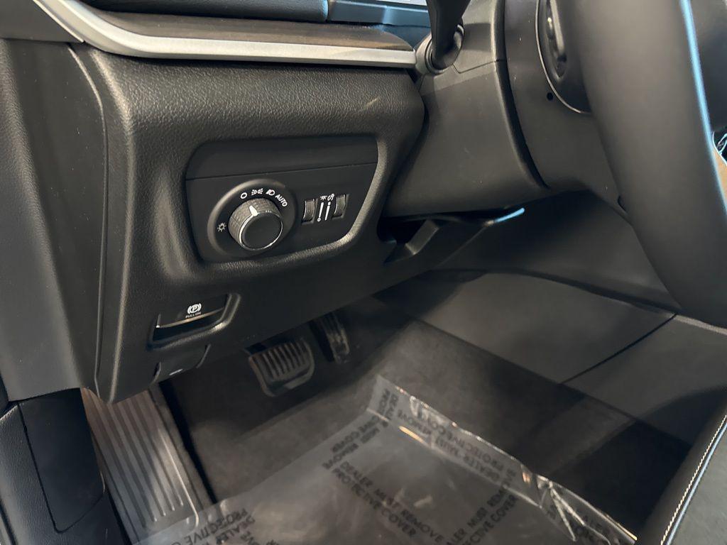 new 2026 Jeep Grand Cherokee car, priced at $45,045