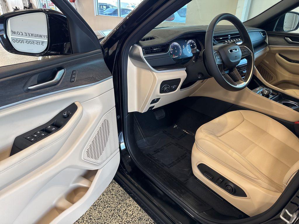 new 2025 Jeep Grand Cherokee car, priced at $45,245