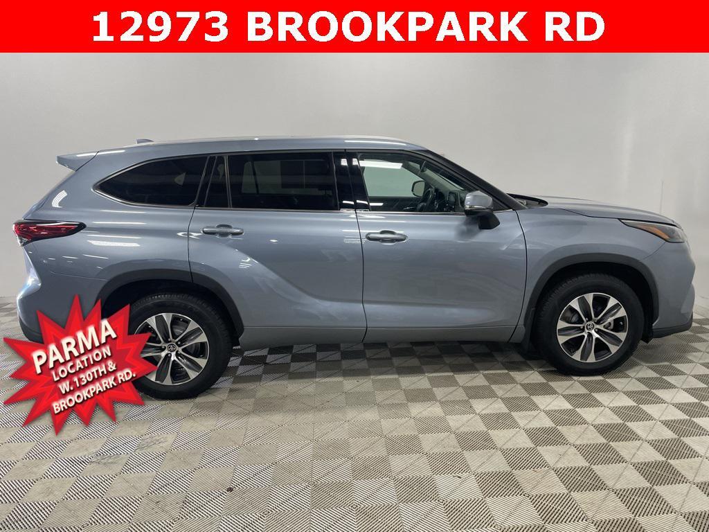 used 2022 Toyota Highlander car, priced at $30,994