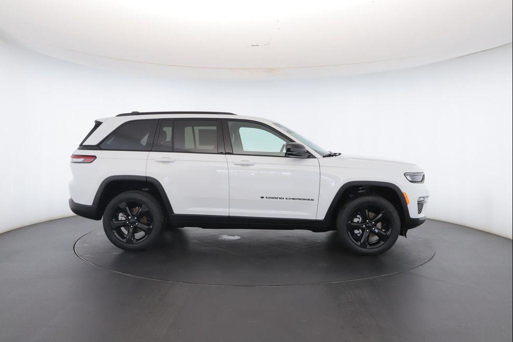 new 2025 Jeep Grand Cherokee car, priced at $48,872