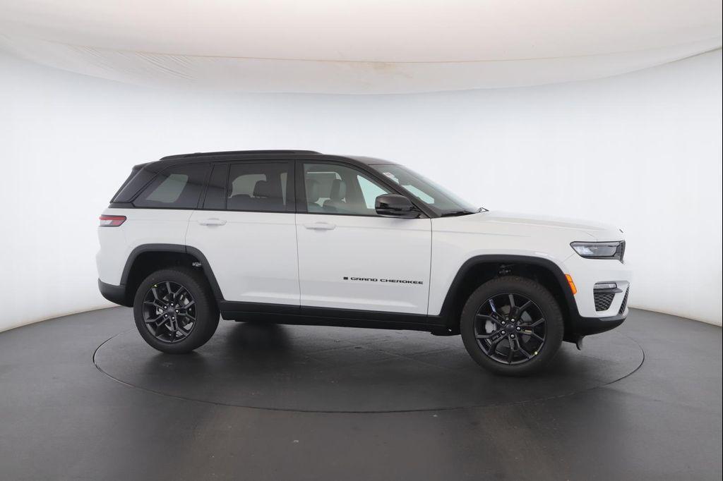 new 2025 Jeep Grand Cherokee car, priced at $52,299