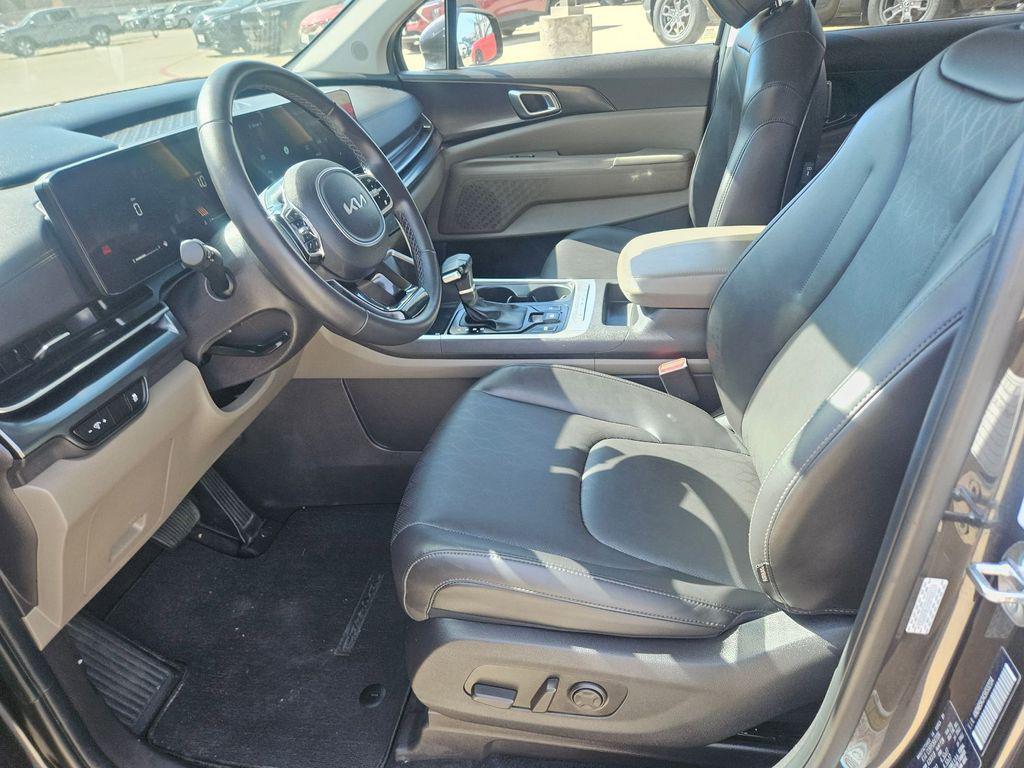 used 2025 Kia Carnival car, priced at $32,899