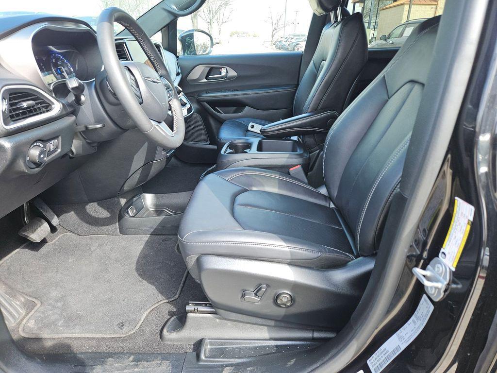 used 2025 Chrysler Pacifica car, priced at $29,639