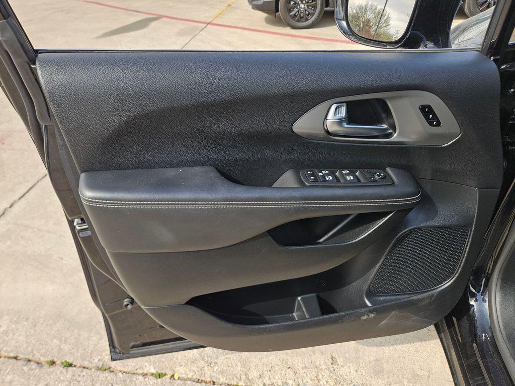 used 2025 Chrysler Pacifica car, priced at $29,639