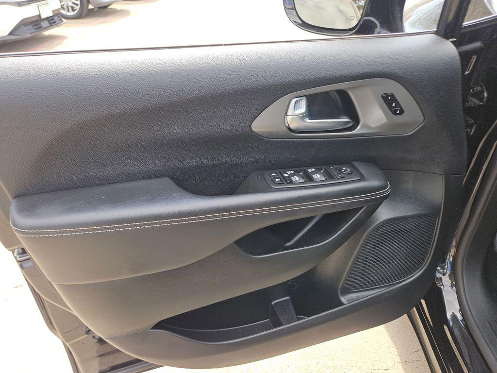 used 2025 Chrysler Pacifica car, priced at $29,899