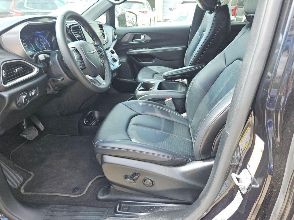used 2025 Chrysler Pacifica car, priced at $29,899