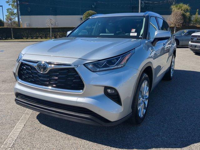 used 2022 Toyota Highlander car, priced at $34,977