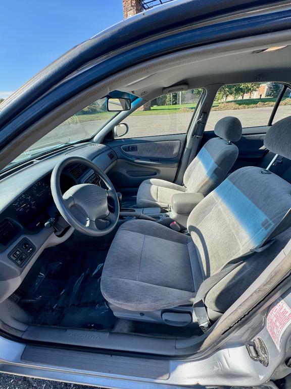 1998 Silver Nissan Altima