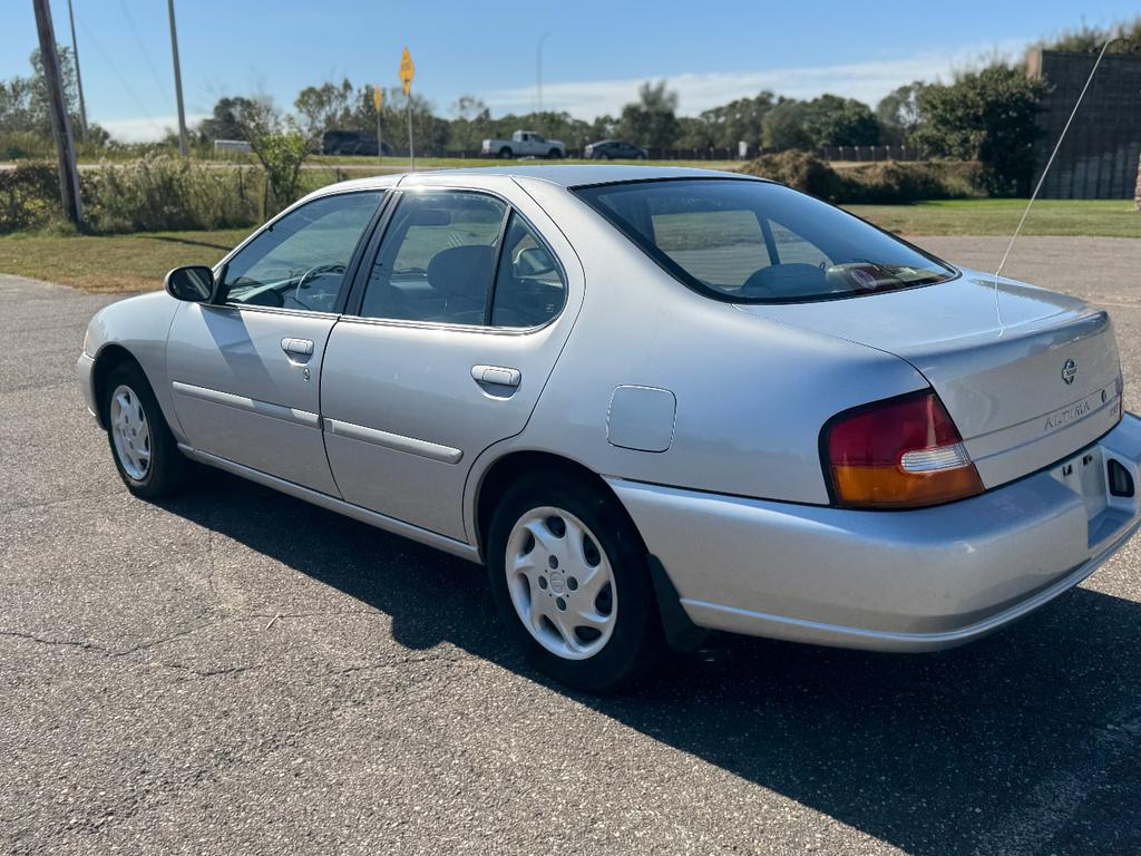 1998 Silver Nissan Altima