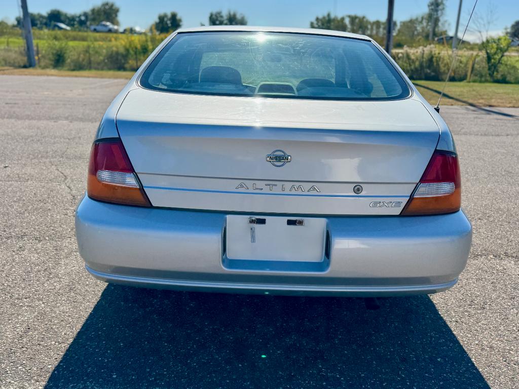 1998 Silver Nissan Altima