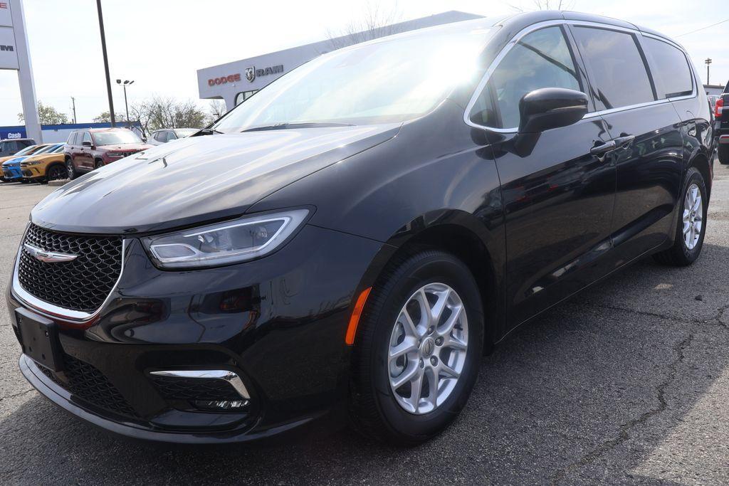used 2023 Chrysler Pacifica car, priced at $25,995
