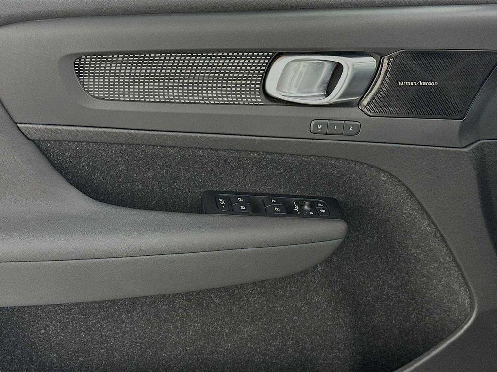 used 2021 Volvo XC40 car, priced at $25,700