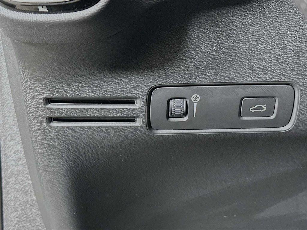 used 2021 Volvo XC40 car, priced at $25,700