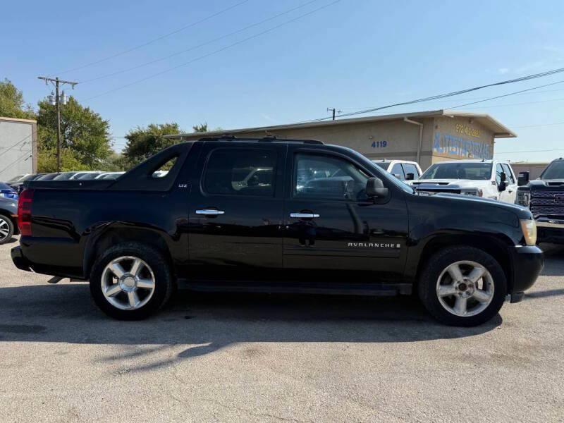 used 2007 Chevrolet Avalanche car, priced at $3,495