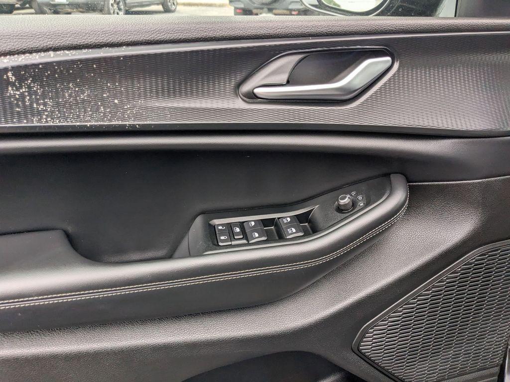 used 2025 Jeep Grand Cherokee car, priced at $32,909