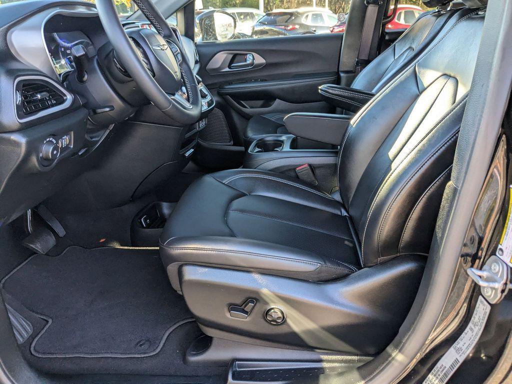 used 2025 Chrysler Pacifica car, priced at $28,899