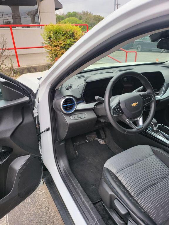 used 2025 Chevrolet Trax car, priced at $20,999