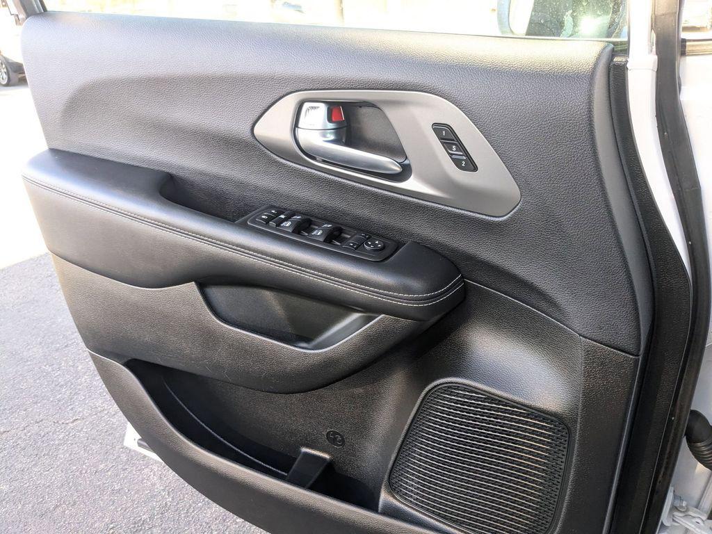 used 2025 Chrysler Pacifica car, priced at $27,899