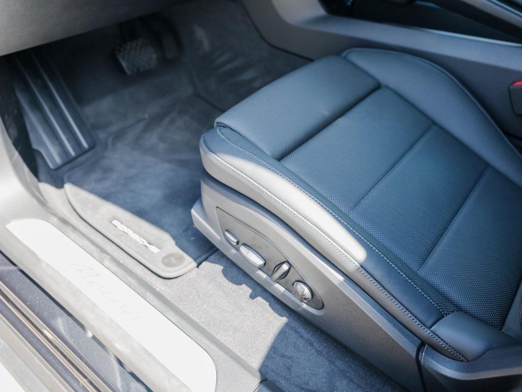 new 2025 Porsche Macan car