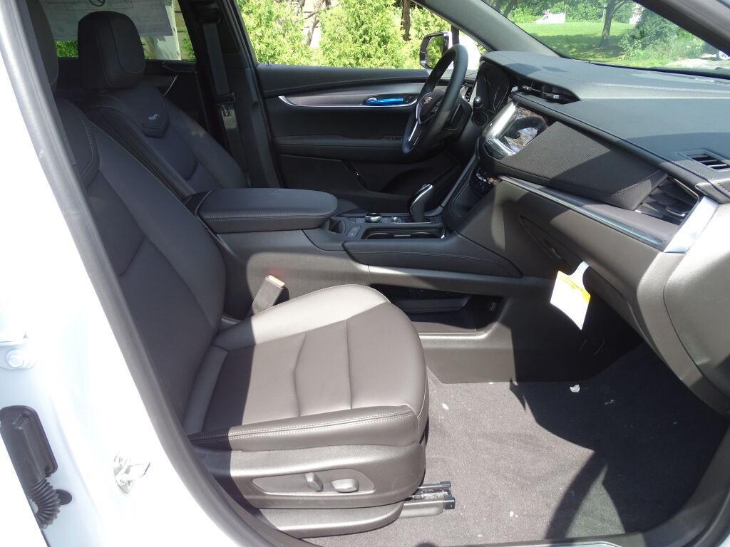 new 2025 Cadillac XT5 car, priced at $43,997