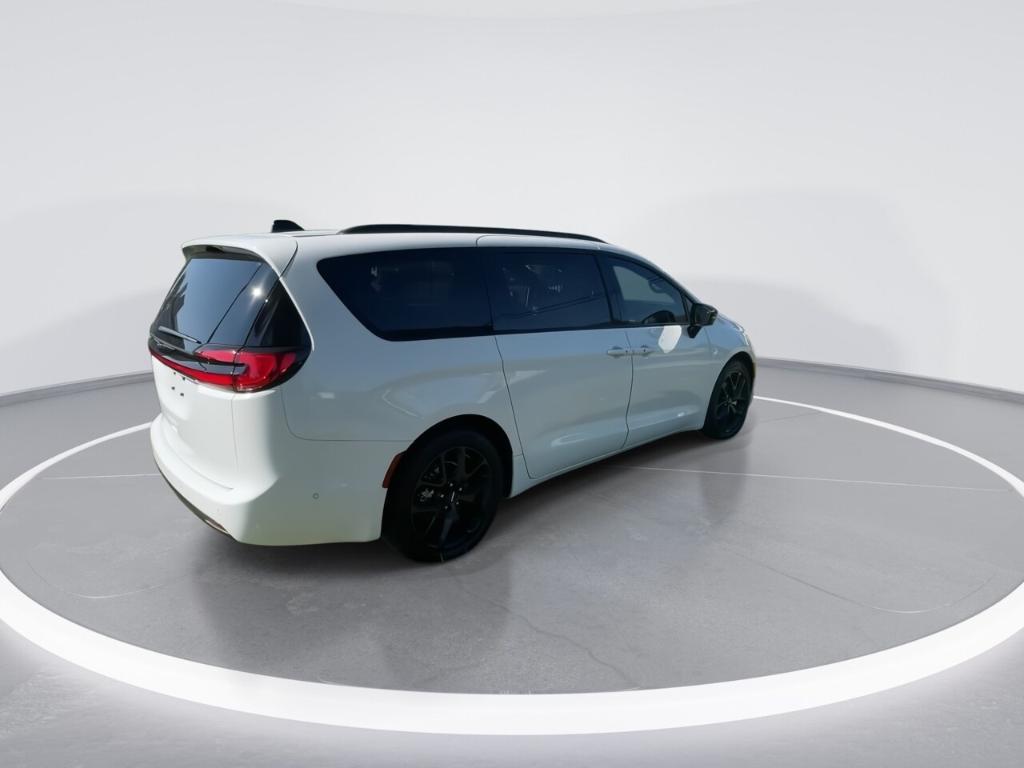 used 2024 Chrysler Pacifica car, priced at $39,999