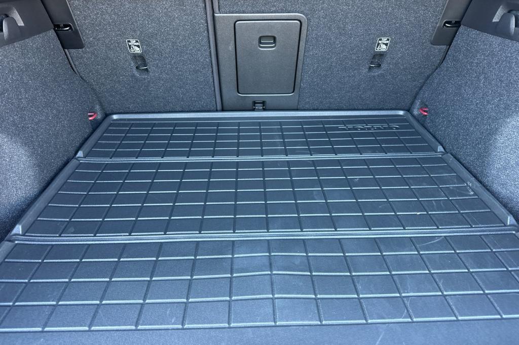 used 2024 Volvo XC40 car, priced at $36,060