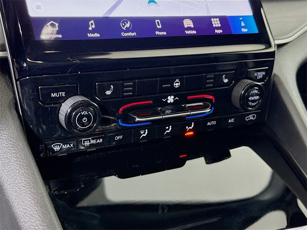 used 2025 Jeep Grand Cherokee car, priced at $39,996