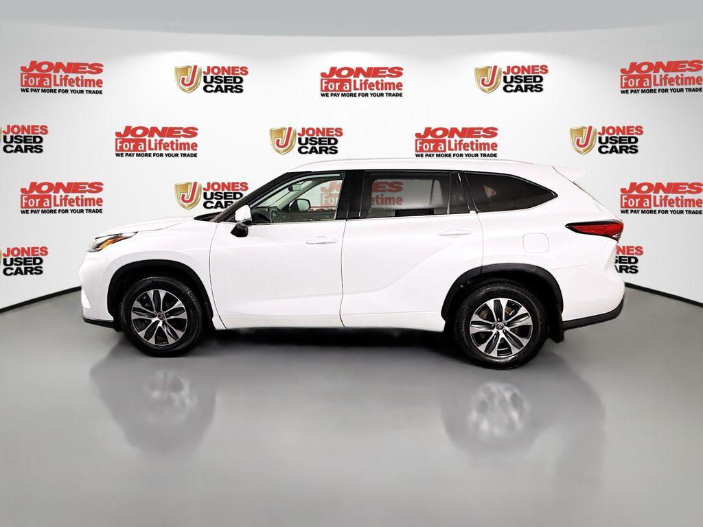 used 2022 Toyota Highlander car, priced at $34,998
