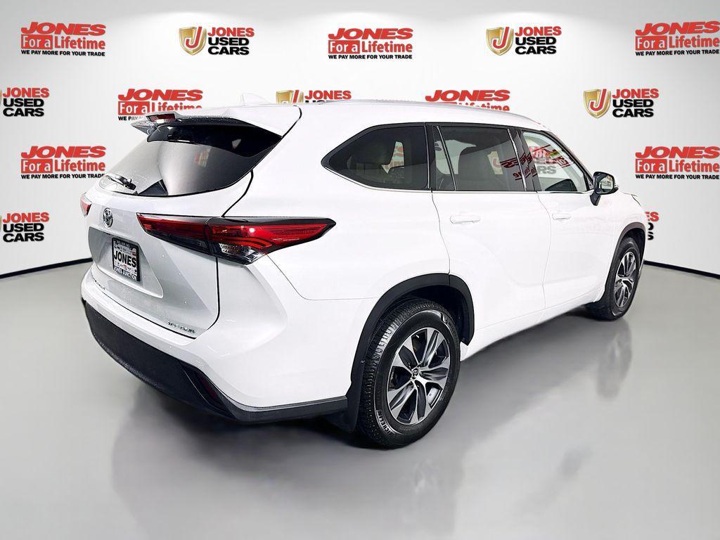 used 2022 Toyota Highlander car, priced at $34,998