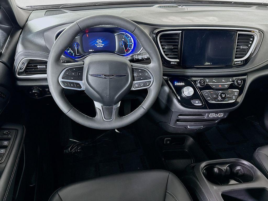 used 2025 Chrysler Pacifica Hybrid car, priced at $35,810