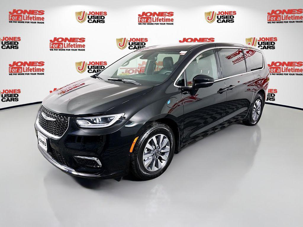 used 2025 Chrysler Pacifica Hybrid car, priced at $35,810