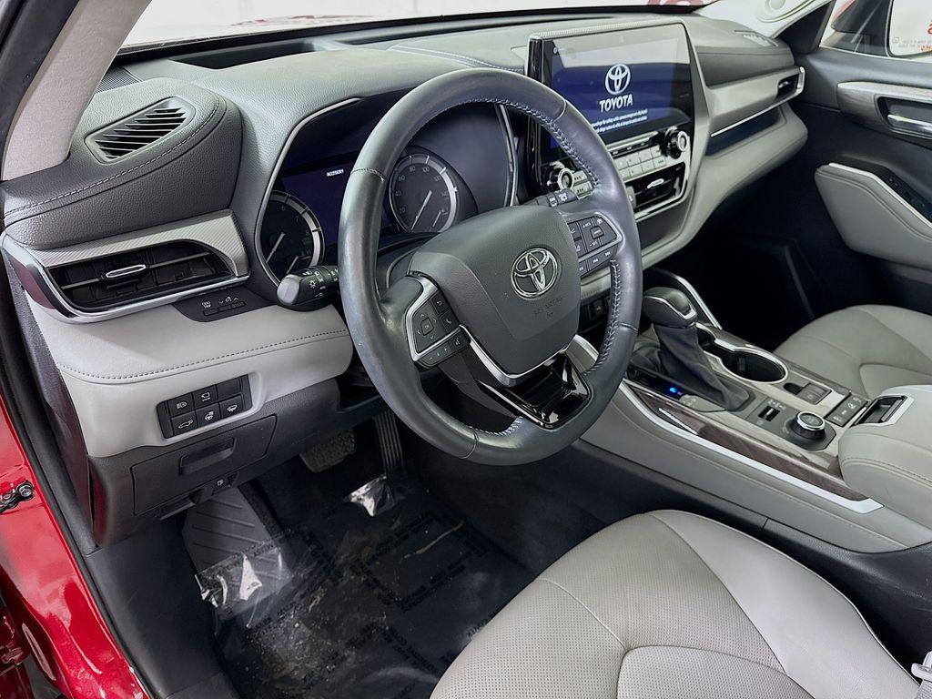used 2021 Toyota Highlander car, priced at $34,998