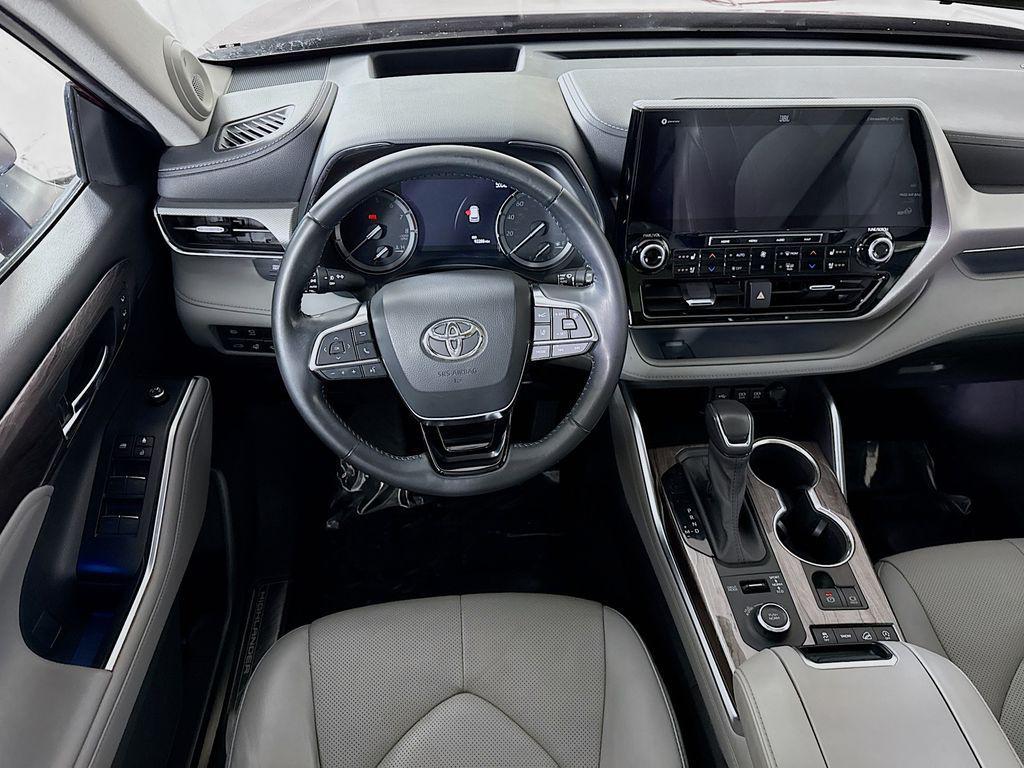 used 2021 Toyota Highlander car, priced at $34,998