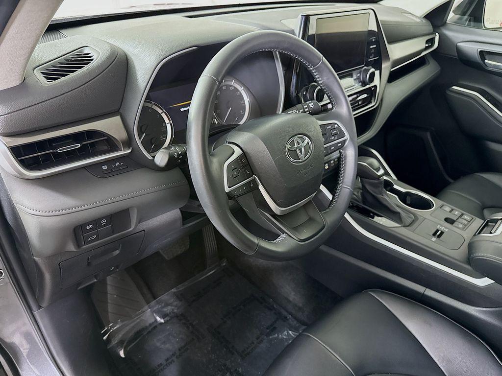 used 2024 Toyota Highlander car