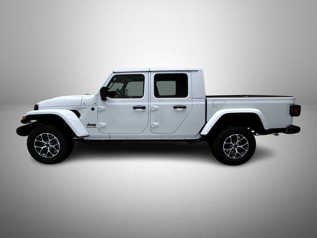 new 2026 Jeep Gladiator car, priced at $44,577