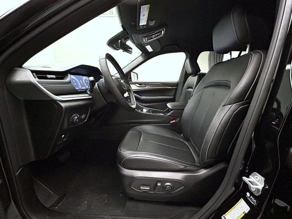 new 2025 Jeep Grand Cherokee car, priced at $43,904