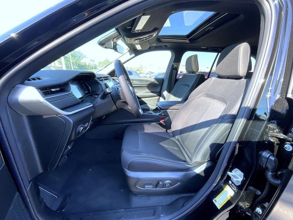 new 2025 Jeep Grand Cherokee car, priced at $35,250