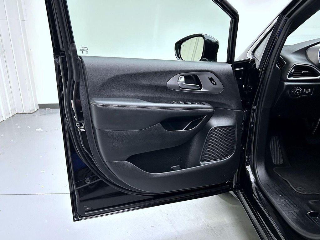 used 2025 Chrysler Pacifica car, priced at $33,974