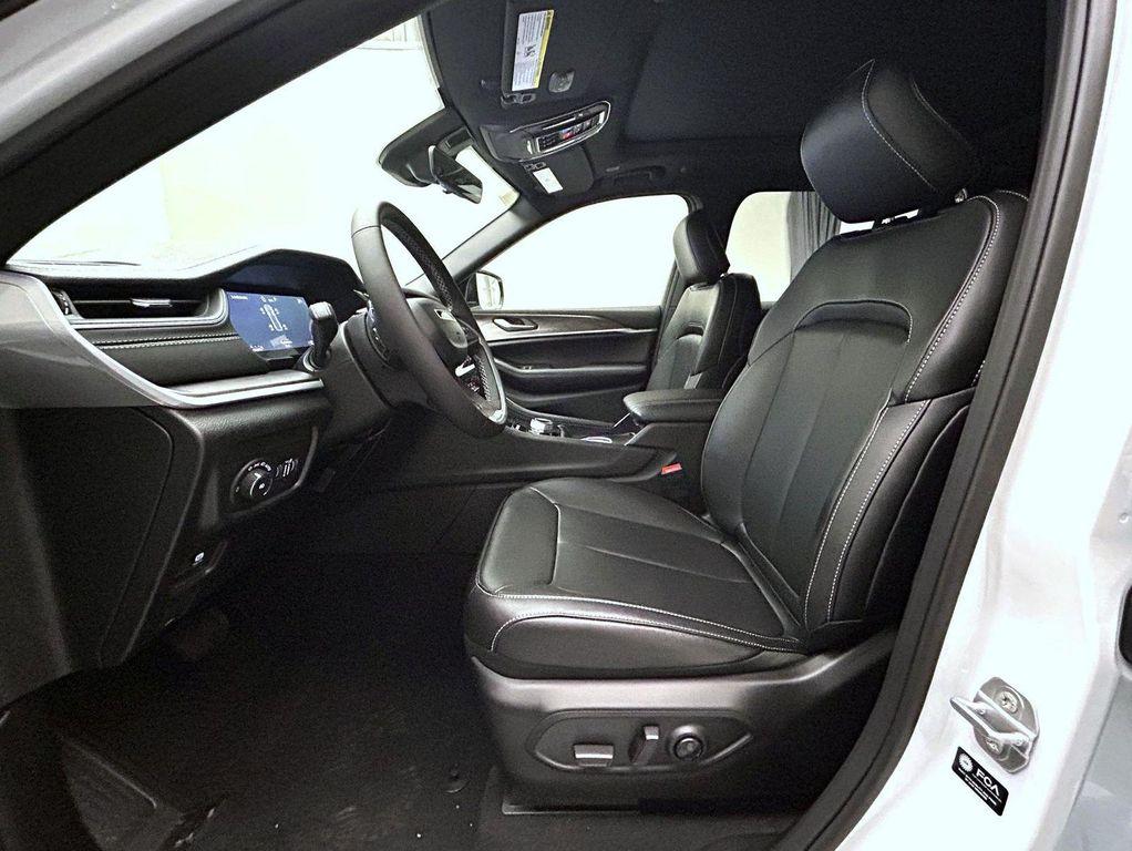 new 2025 Jeep Grand Cherokee car, priced at $48,983