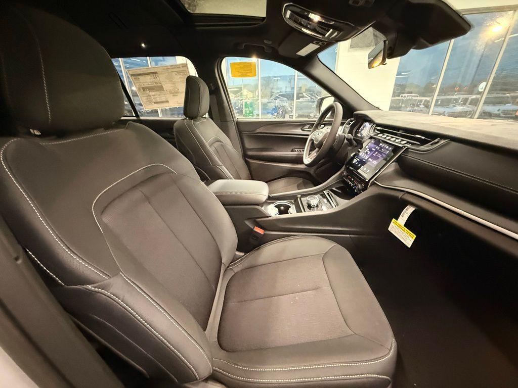 new 2025 Jeep Grand Cherokee car, priced at $38,440