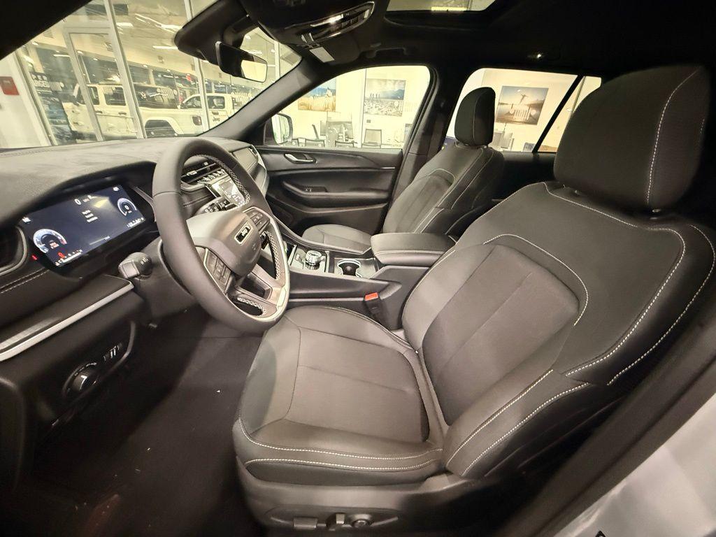 new 2025 Jeep Grand Cherokee car, priced at $38,440