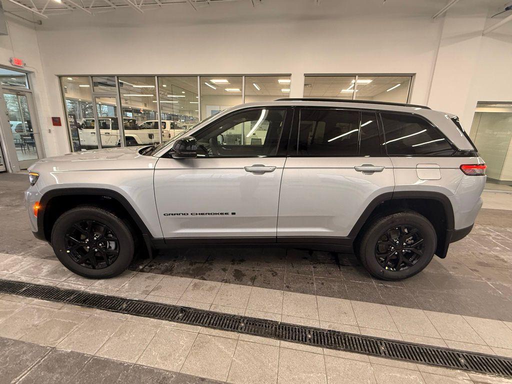 new 2025 Jeep Grand Cherokee car, priced at $44,608