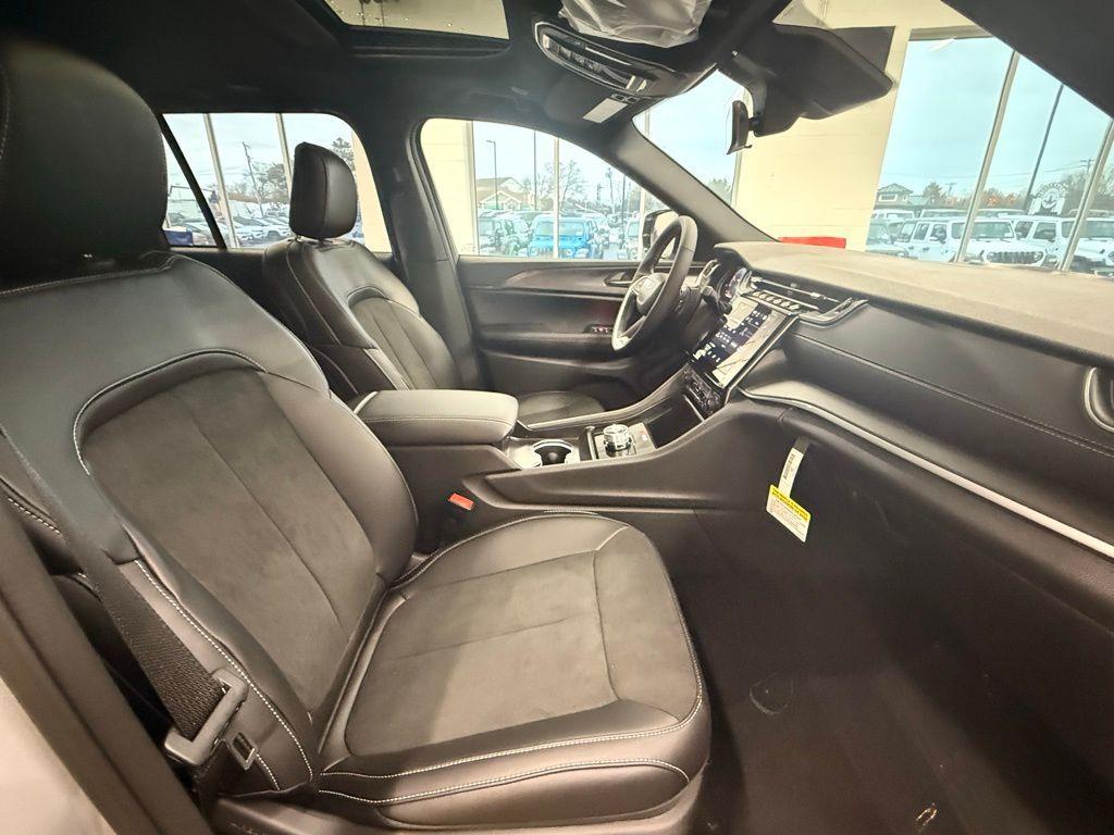 new 2025 Jeep Grand Cherokee car, priced at $44,608