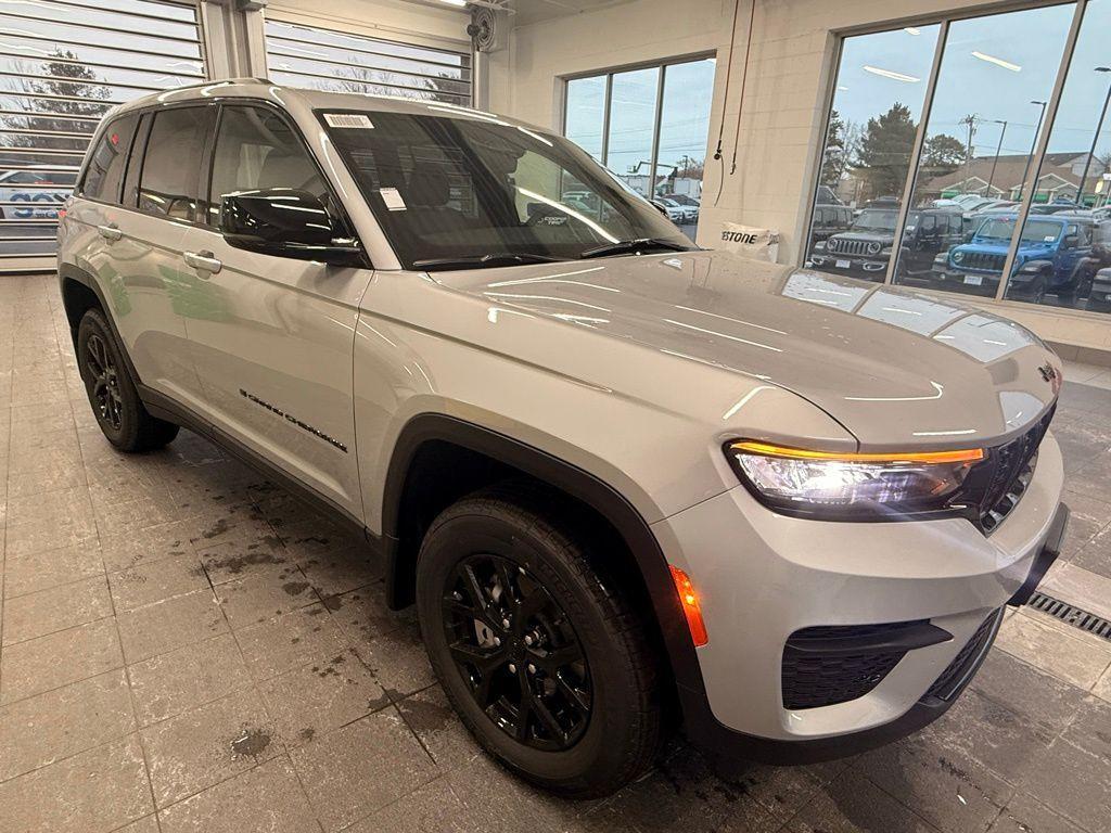 new 2025 Jeep Grand Cherokee car, priced at $44,608