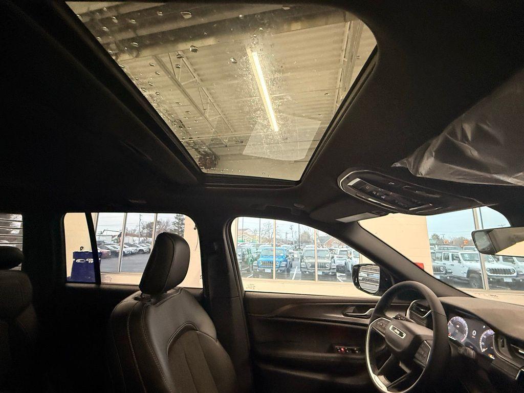 new 2025 Jeep Grand Cherokee car, priced at $44,608